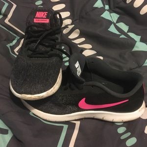 Women’s nike tennis shoes